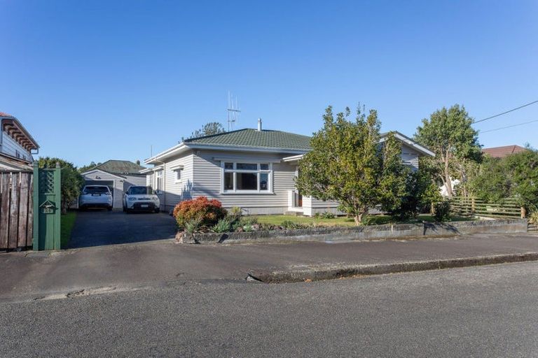 Photo of property in 24 Chamberlain Street, Dannevirke, 4930