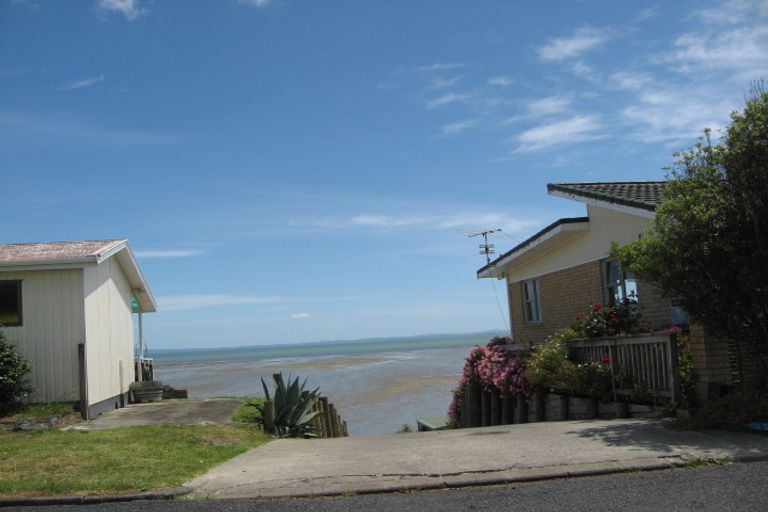 Photo of property in 16 Crispe Road, Clarks Beach, 2122