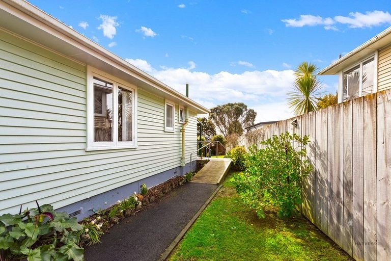 Photo of property in 14 Pine Avenue, Henderson, Auckland, 0612