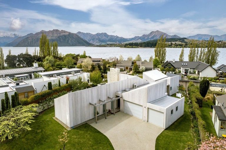 Photo of property in 14 Sunrise Bay Drive, Wanaka, 9305