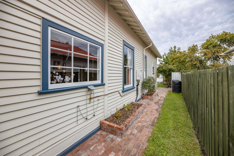 Photo of property in 2/96 Kerrs Road, Avonside, Christchurch, 8061