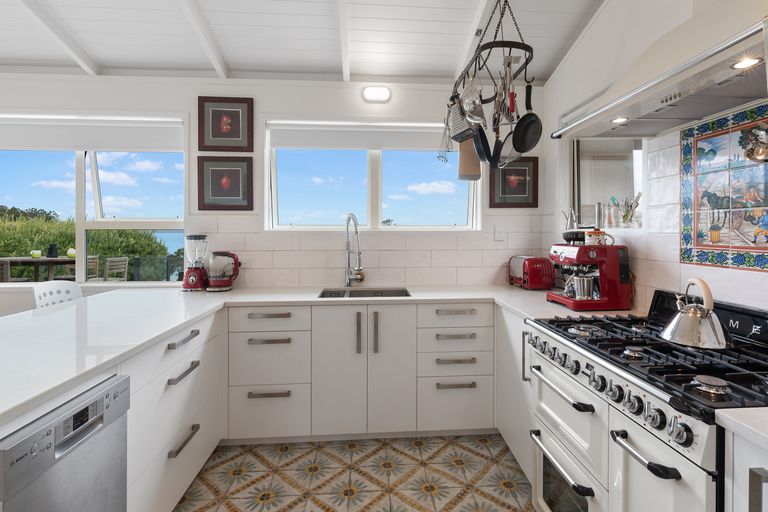 Photo of property in 6 Buckleton Road, Tawharanui Peninsula, Matakana, 0986