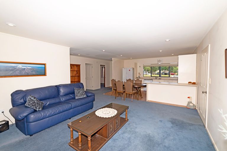 Photo of property in 13 Neta Grove, Henderson, Auckland, 0612