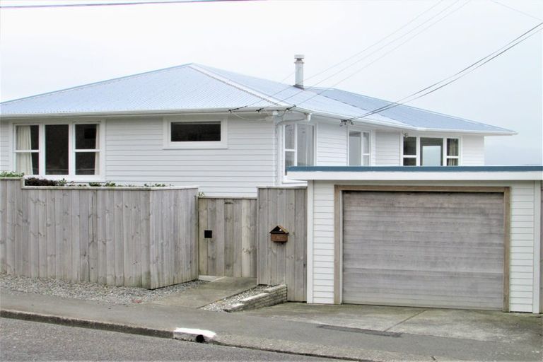 Photo of property in 30 Brooker Grove, Newlands, Wellington, 6037