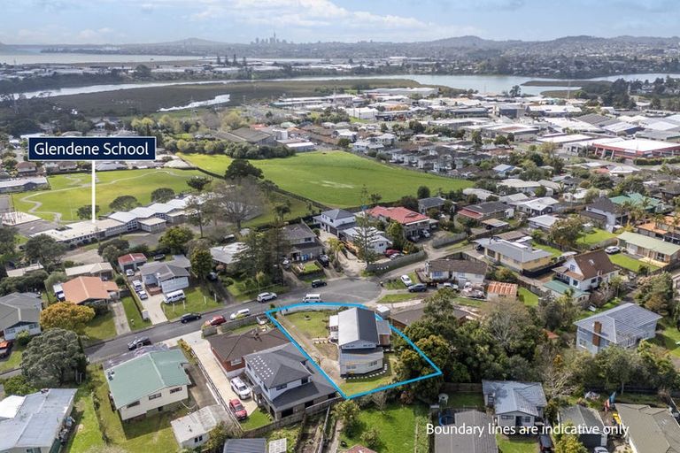 Photo of property in 12 Ashbourne Place, Glendene, Auckland, 0602