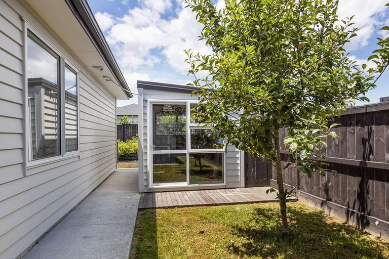Photo of property in 9 Walter Ruddock Avenue, Kumeu, 0810