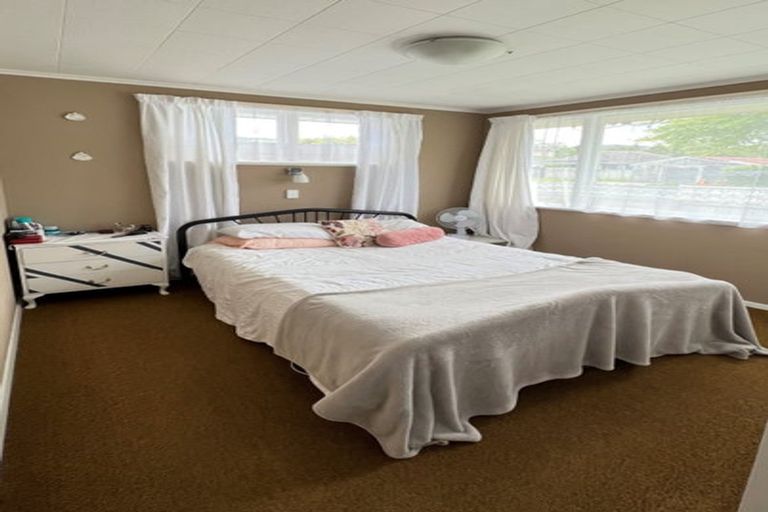 Photo of property in 1/6 Moeraki Road, Maoribank, Upper Hutt, 5018