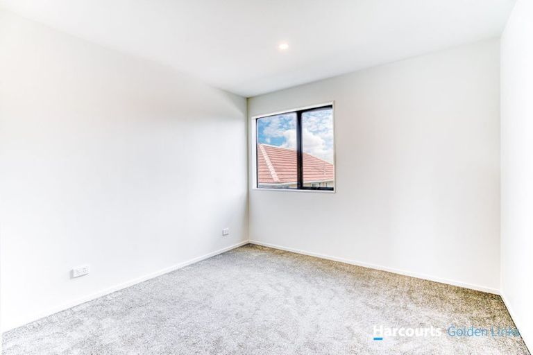 Photo of property in 3/4 Serjeant Street, Henderson, Auckland, 0612