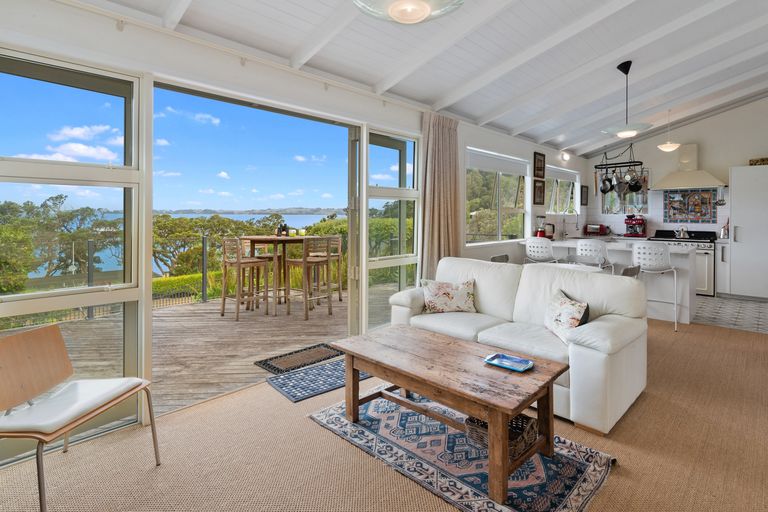 Photo of property in 6 Buckleton Road, Tawharanui Peninsula, Matakana, 0986