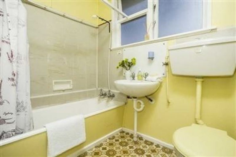 Photo of property in 17a Fraser Road, Narrow Neck, Auckland, 0624