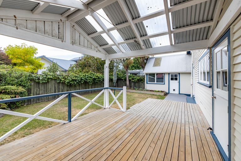 Photo of property in 2/96 Kerrs Road, Avonside, Christchurch, 8061