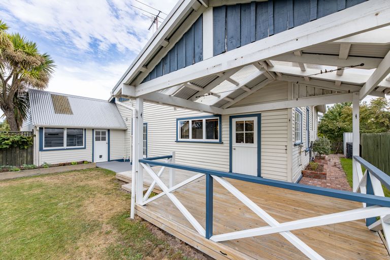 Photo of property in 2/96 Kerrs Road, Avonside, Christchurch, 8061