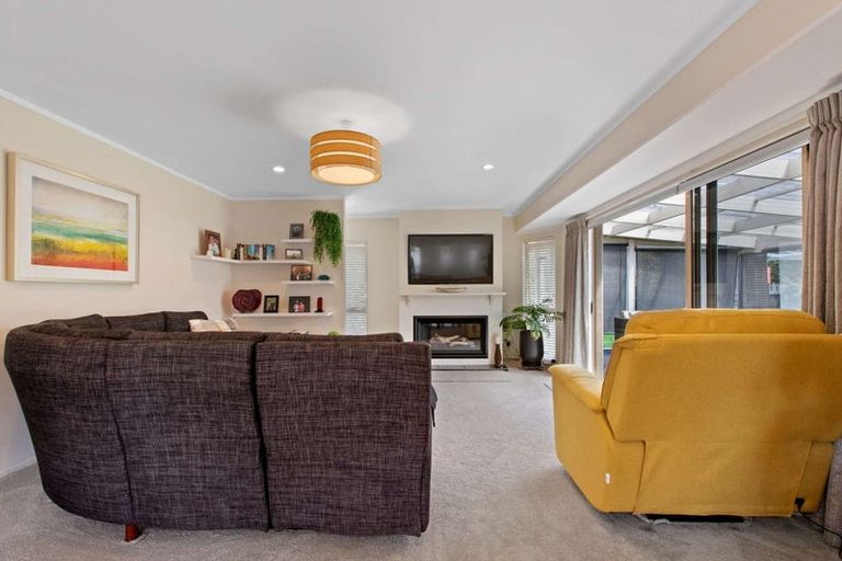 Photo of property in 10 Barraud Place, Pukehangi, Rotorua, 3015