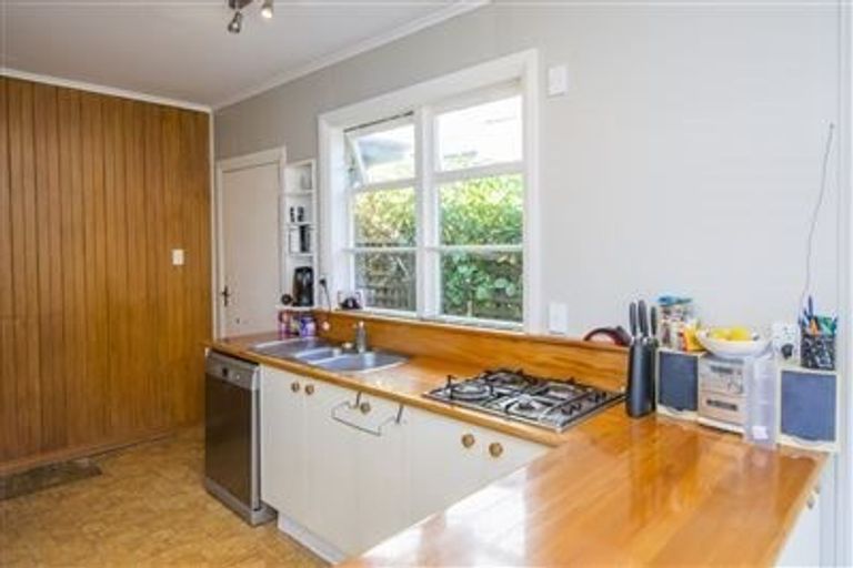 Photo of property in 16 Moana Road, Kelburn, Wellington, 6012