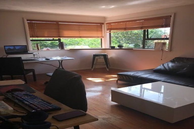 Photo of property in 2 Springside Place, New Lynn, Auckland, 0600