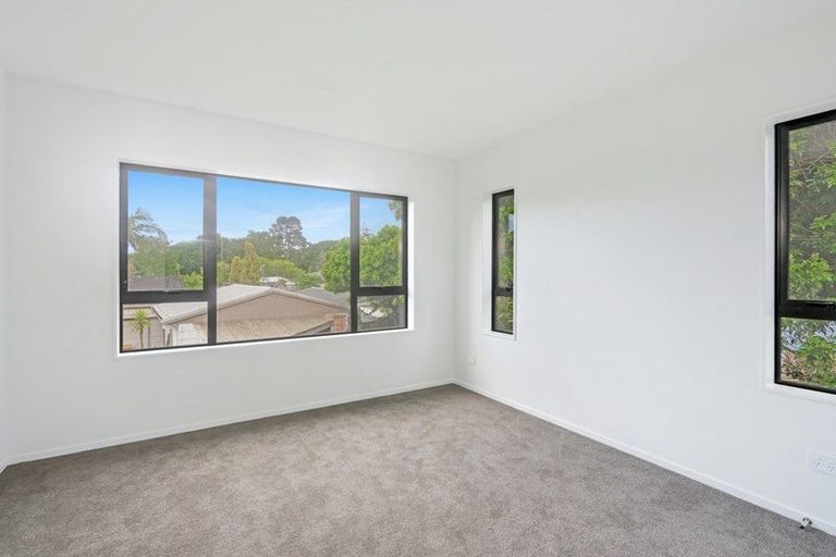 Photo of property in 43d Fitzherbert Avenue, West Harbour, Auckland, 0618