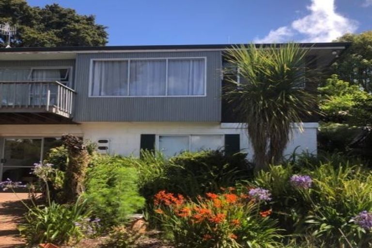 Photo of property in 35 Raymond Terrace, Northcote, Auckland, 0627