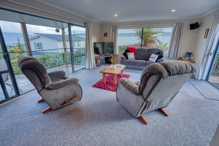 Photo of property in 9 Ranui Place, Moana, 7872