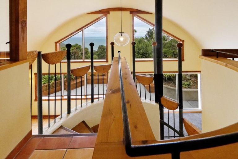 Photo of property in 92 Piha Road, Piha, 0772