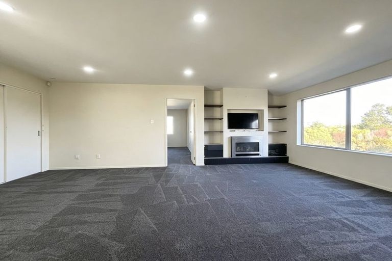 Photo of property in 16 Lakeridge Close, Northcross, Auckland, 0632