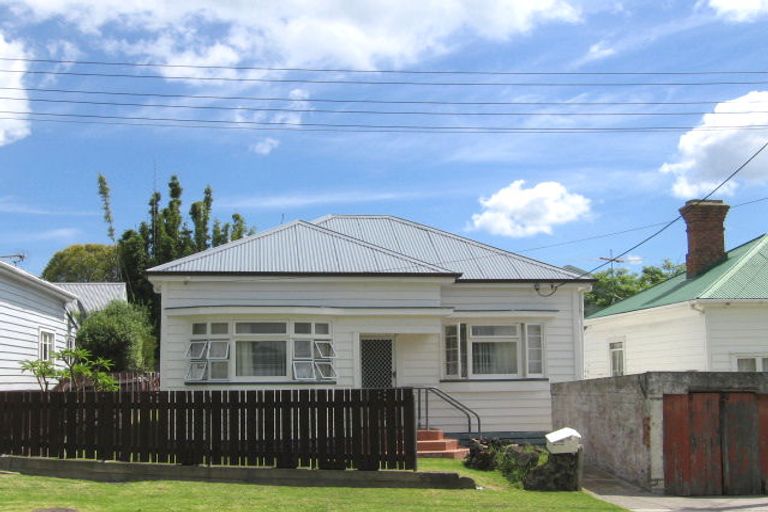 Photo of property in 7 Roslyn Terrace, Stanley Point, Auckland, 0624