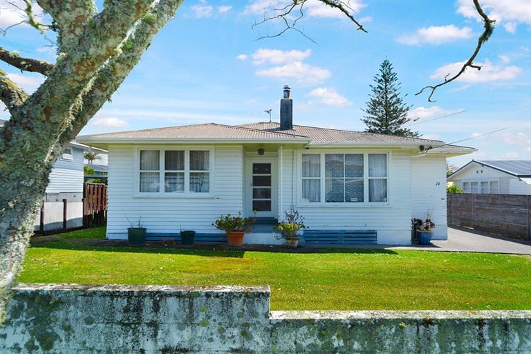 Photo of property in 24 Cobham Crescent, Kelston, Auckland, 0602