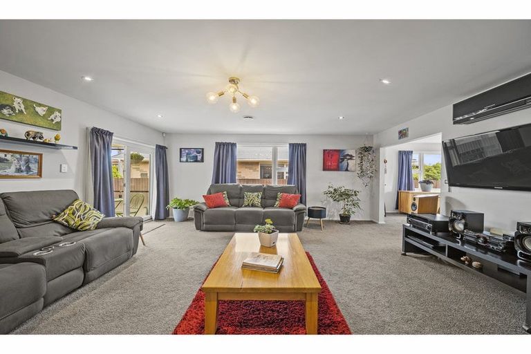 Photo of property in 108 Wainoni Road, Avondale, Christchurch, 8061