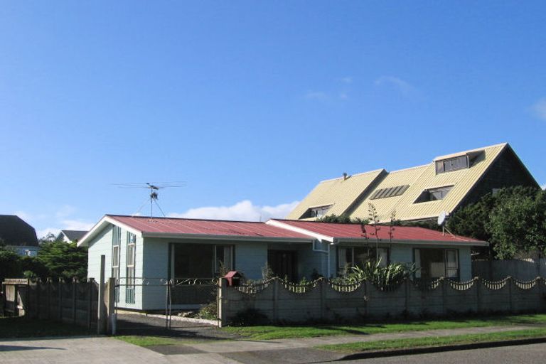 Photo of property in 9 Hughes Street, Waikanae Beach, Waikanae, 5036