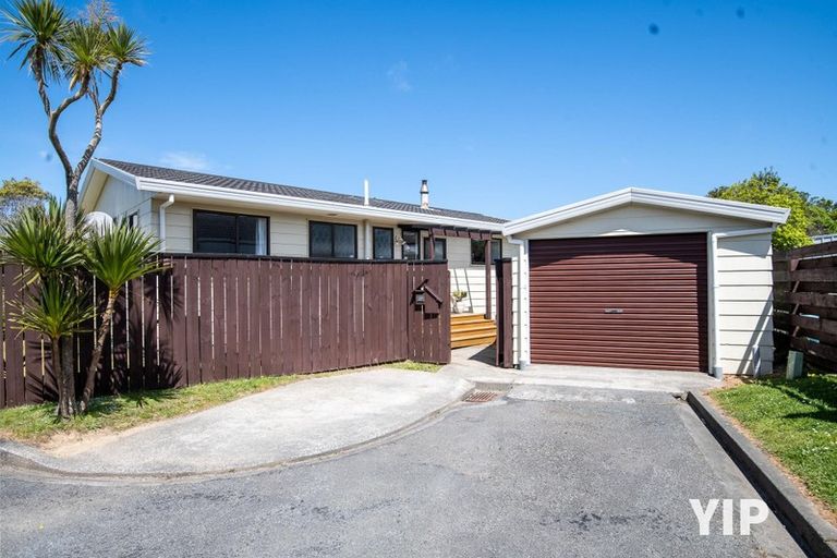 Photo of property in 27 Evesham Place, Newlands, Wellington, 6037