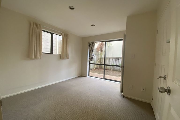Photo of property in 4 Luxor Place, Massey, Auckland, 0614