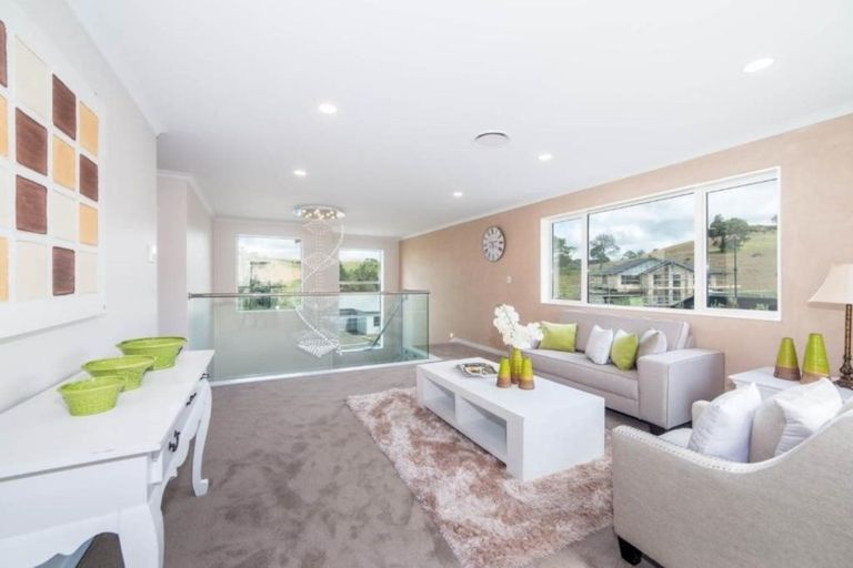 Photo of property in 22 Syd Grant Crescent, Orewa, 0931