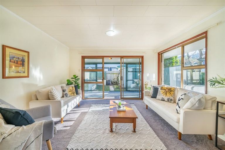 Photo of property in 2/2 Parera Grove, Heretaunga, Upper Hutt, 5018