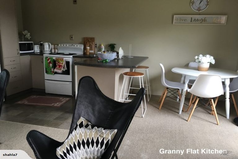 Photo of property in 4 Johnstone Drive, Fitzherbert, Palmerston North, 4410