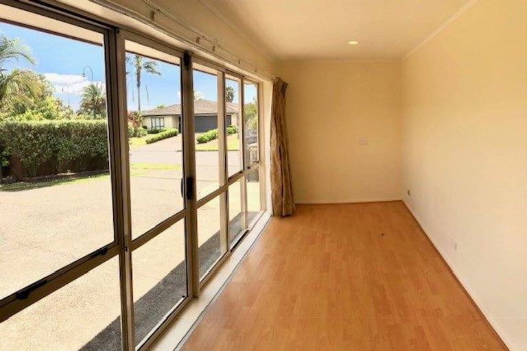 Photo of property in 3 Newinn Crescent, East Tamaki Heights, Auckland, 2016