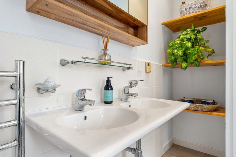 Photo of property in 2 Slater Road, South Head, Helensville, 0874