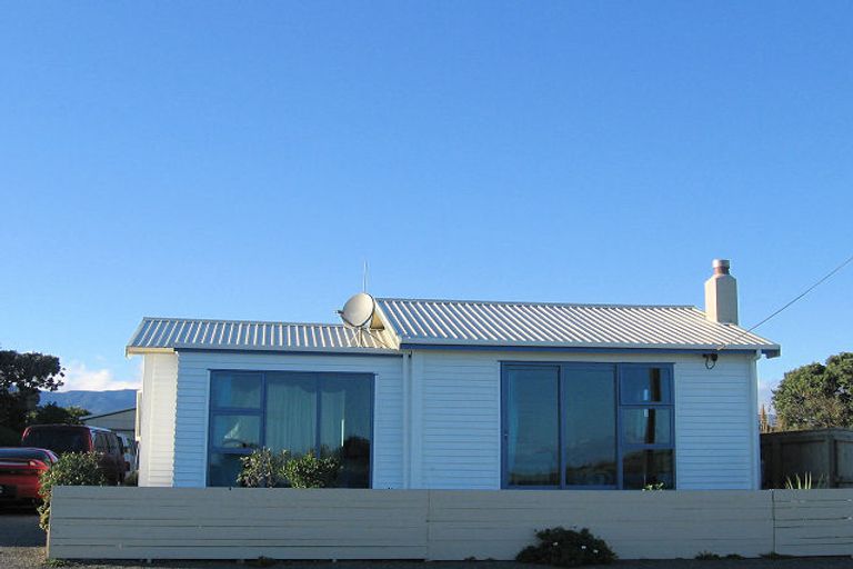 Photo of property in 16 Marine Parade, Otaki Beach, Otaki, 5512