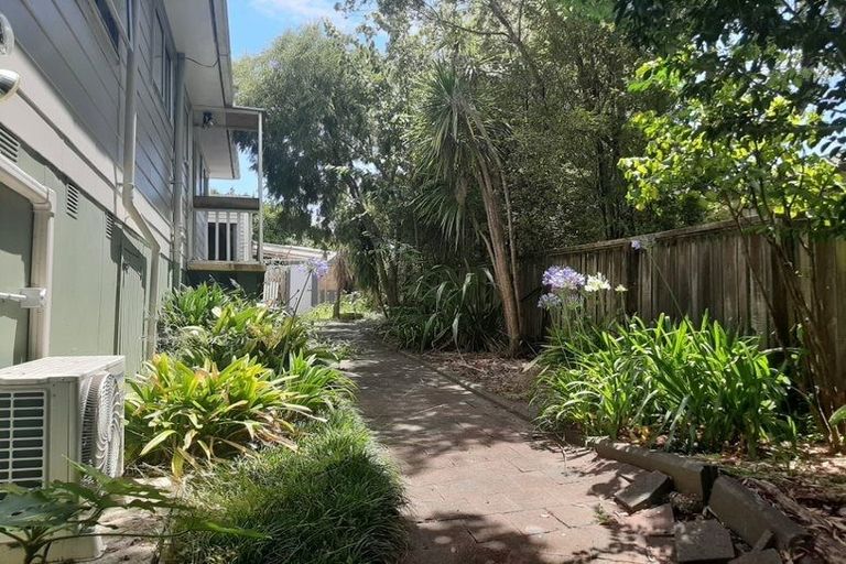 Photo of property in 19 Stallard Place, Glen Eden, Auckland, 0602