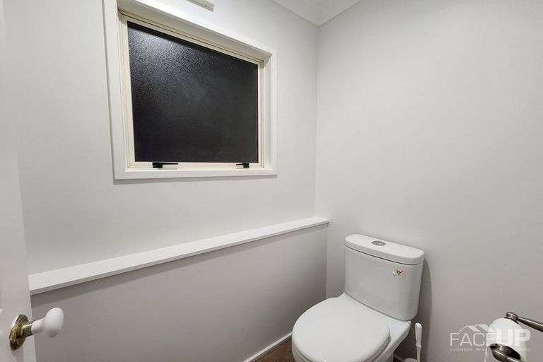 Photo of property in 4 Worthington Place, West Harbour, Auckland, 0618