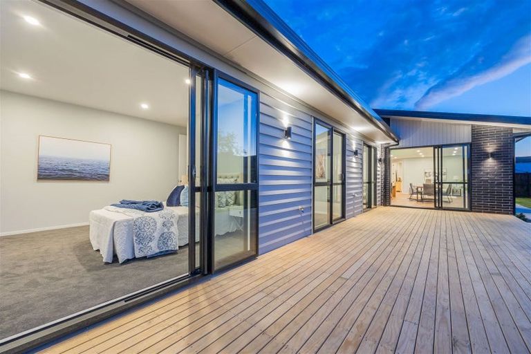 Photo of property in 18 Madden Avenue, Kumeu, 0810