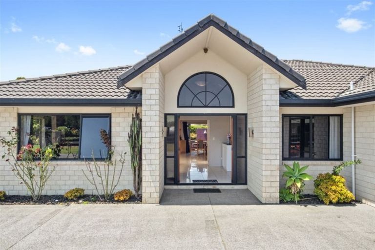 Photo of property in 8 Frank Knight Place, Waiuku, 2123