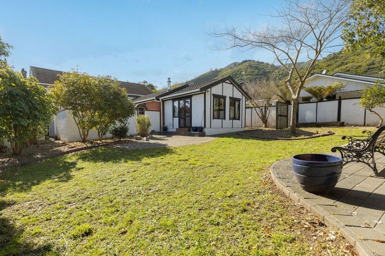 Photo of property in 10 Kakariki Grove, Waikanae, 5036