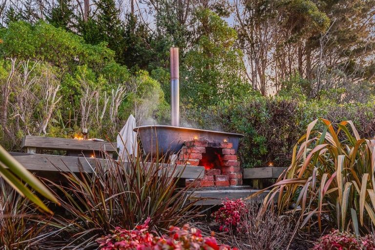 Photo of property in 21 Paekakariki Hill Road, Pauatahanui, Porirua, 5381