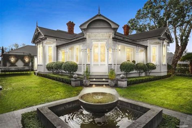 Photo of property in 38 Stanley Point Road, Stanley Point, Auckland, 0624
