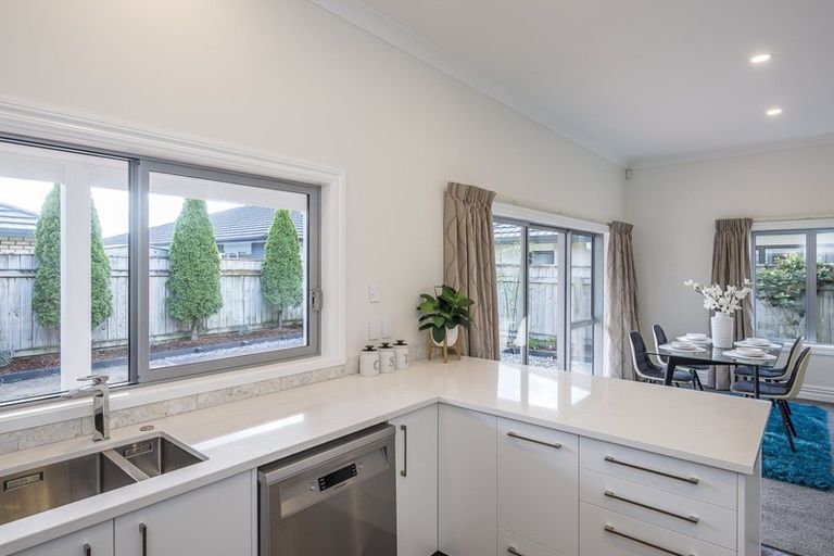 Photo of property in 6 Holcombe Drive, Paraparaumu, 5032