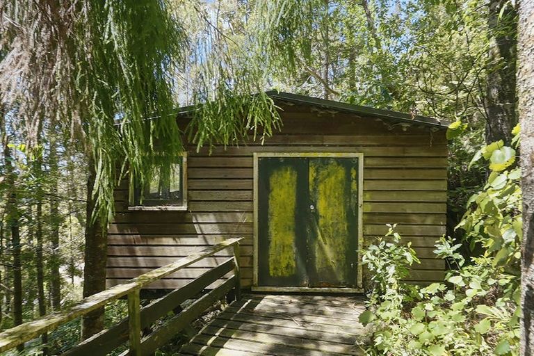 Photo of property in 222 Atkinson Road, Titirangi, Auckland, 0604