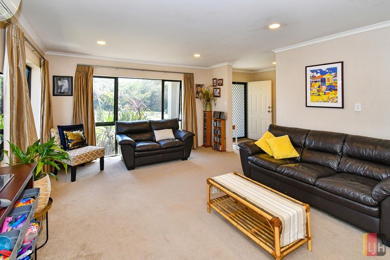 Photo of property in 204 Wattle Farm Road, Wattle Downs, Auckland, 2103