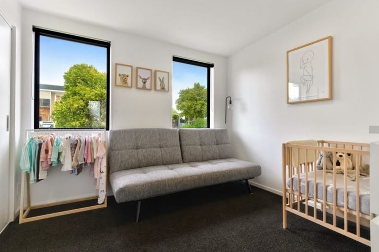 Photo of property in 3/15 Chivalry Road, Glenfield, Auckland, 0629