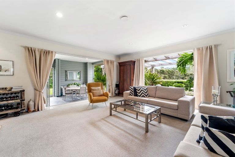 Photo of property in 35 Hobbs Road, Matakatia, Whangaparaoa, 0930