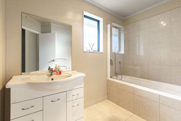 Photo of property in 31 Condor Place, Unsworth Heights, Auckland, 0632