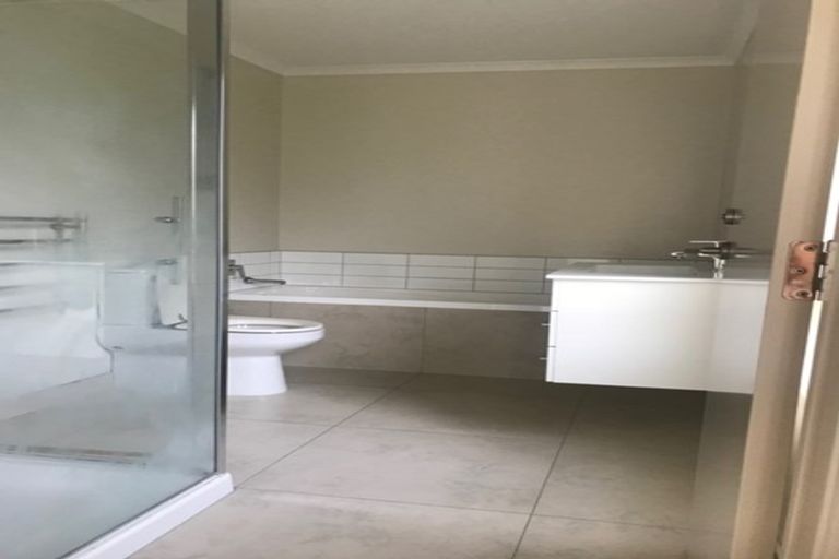 Photo of property in 18 Horizon View Road, Oteha, Auckland, 0632